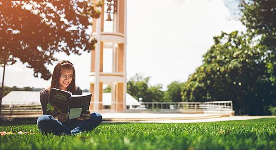 学生在钟楼广场上看书